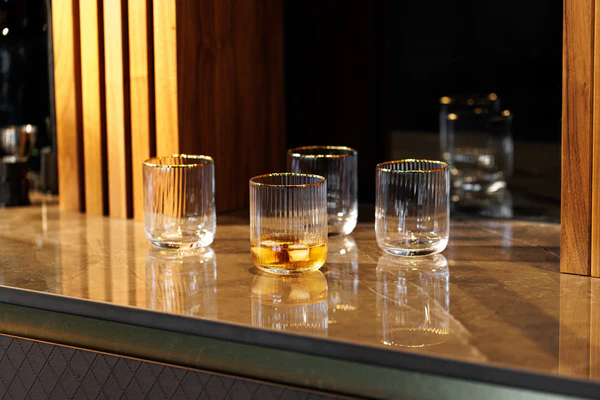 MIKASA Sorrento Ridged Crystal Highball glazen met gouden rand en brede vorm, 375ml, set van 4 loodvrije, heldere fijne glazen, strak ontwerp voor feesten