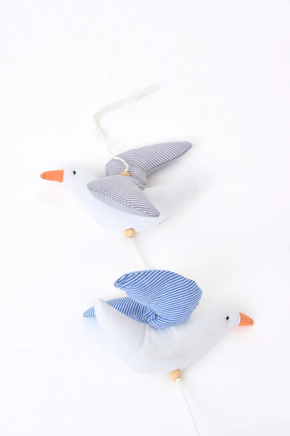 Batela Hanging Garland Of Cuddly Seagulls