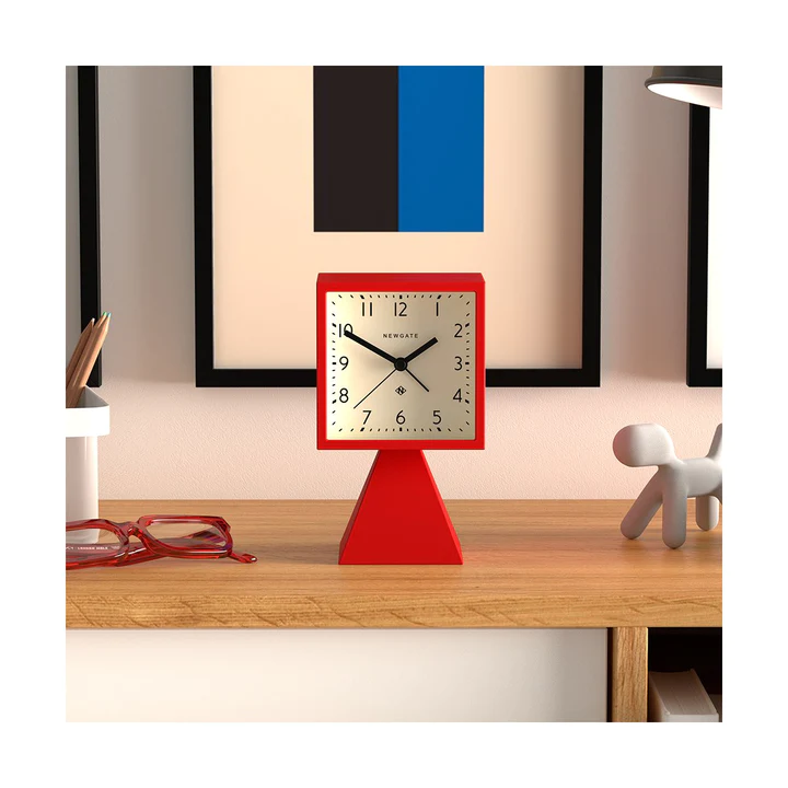Sveglia Analogica Newgate Brian, Design Retrò Mid-Century, Colore Rosso Opaco, Movimento Silenzioso 'No Tick', Dimensioni 17x10x8 Cm