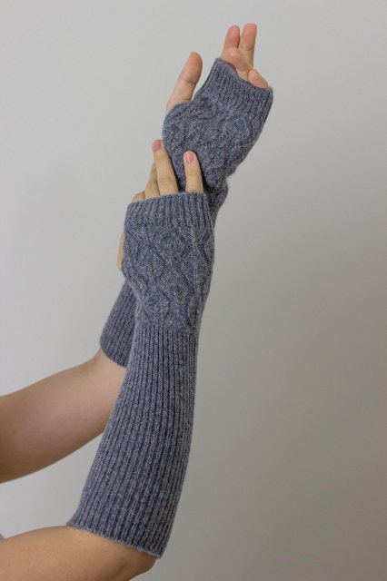 Oats & Rice Leaf Knit Cashmere Fingerless Arm Warmer Grey