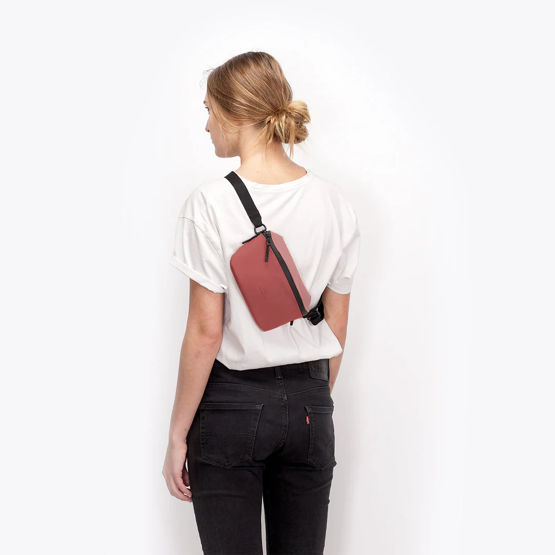 Ucon Acrobatics Lotus Jona Medium Bag - Dark Rose / Hisbiscus