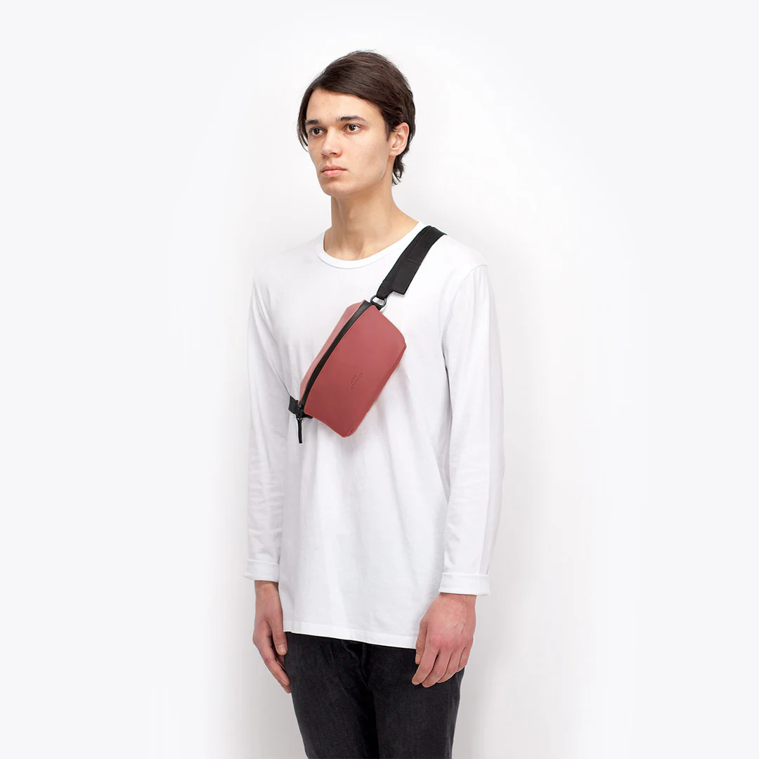 Ucon Acrobatics Ucon Acrobatics Lotus Jona Medium Bag - Dark Rose / Hisbiscus