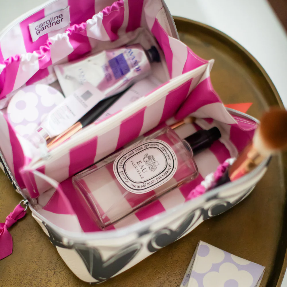 Caroline Gardner Caroline Gardner Mono Looped Hearts Flat Lay Wash Bag